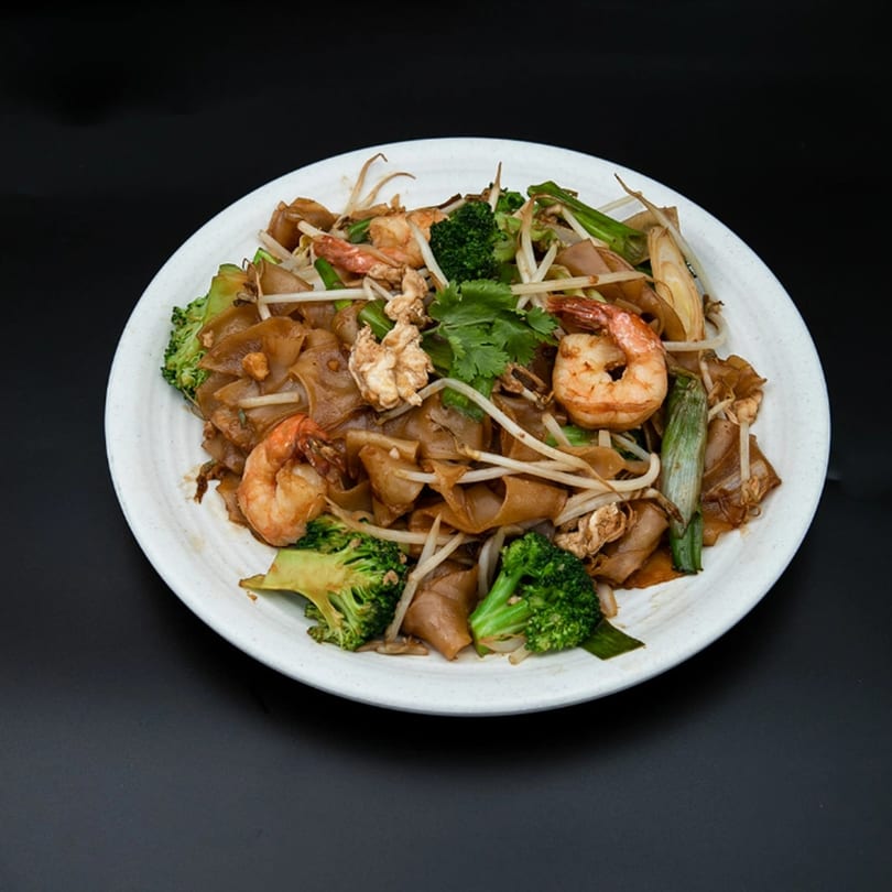 Veo Cafe's Asian-fusion dish with flat noodles, shrimp, broccoli, bean sprouts, and cilantro.